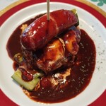 ドミンゴ - 究極のハンバーグ近影。付け合わせは、生の胡瓜と大根、、、。え？て思って齧ったらピクルスだった笑。ハンバーガーにピクルスは入れるけど、デミハンバーグにピクルスは、、、合わないかも？笑笑