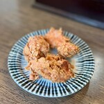 らーめん 楓 - ◯唐揚げ3つ
…柔らかジューシーなもも肉に、カレー風味のスパイスが効いていてとても美味しく…おつまみにも最高です♪( ´▽｀)