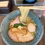 らーめん 楓 - ストレート麺は、春よ恋と全粒粉を使った…
小麦の香りまで美味しい自家製麺。