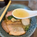 らーめん 楓 - 京都の丹波黒どり、宮崎のじとっこ地鶏を丸ごと捌き…
真昆布、鰹節、さば節、煮干し、焼きあごの国産乾物、九十九里の地はまぐりのお出汁を合わせた、トリプル旨みのスープは、しみじみと味わいたくなる美味しさ♡