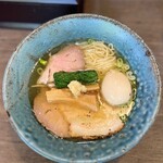 らーめん 楓 - 上から◯地鶏中華そば・塩¥1,130＋わけありあじ玉¥70
…まずは香ばしく炙られた豚バラチャーシューの香りがガツン！
これは…食欲をそそられますね〜♡(*´Д｀*)