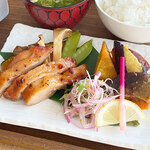 おやさい山 丹ノ菜 TERAO - 鶏ももピリ辛焼き＆鮭の味噌焼き