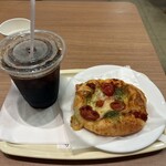 サンジェルマン - 料理写真:アイスコーヒーとセミドライトマトとチーズのピザ