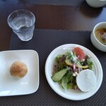 ラ ビストリア - 豪華過ぎる前菜をサラダに変更　野菜のスープ　ミルクパン