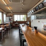 らーめん 大雅 - 店内はカウンター席とテーブル席があります。