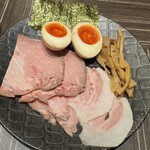 中華蕎麦 三藤 - 二色出汁つけ麺（特製盛りの具材）