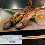 池田養魚場渓流館 - 手前アマゴ、奥イワナの塩焼き