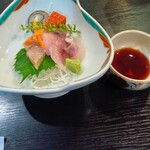 池田養魚場渓流館 - イワナのお刺身（赤こんにゃく刺し身添え）