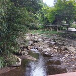 池田養魚場渓流館 - 渓流の橋の上からの景色