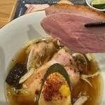 らぁめん鴇 - 鴨の完全なロゼ。そしてつけ汁。