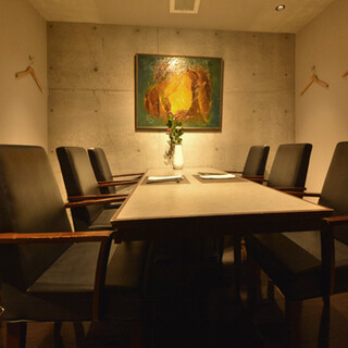 【完全個室あり】特別な記念日を彩る、洗練されたシックな空間