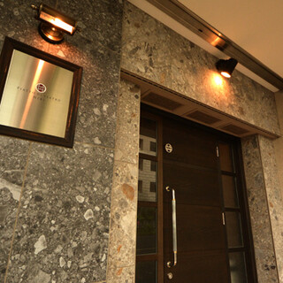 丸の内駅よりすぐ。アクセス抜群の革新的なイタリア料理店