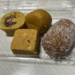 トウキョウ ミタイワラ - 料理写真:左上から時計回りにマンゴーイチジクロール、べサンラッドゥ、ココナッツグラブジャムン、ケサルマンゴーバルフィ