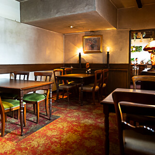 ゆっくり過ごせるテーブル席◆レトロな雰囲気に包まれるひととき