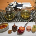 ラ サントゥール - (10/2夜)ハーブティーと小菓子の全景