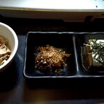 319401870 - 酢モツ、高菜、クリームチーズ豆腐(左から)