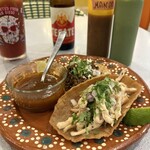 タコターコ - チキンタコス揚げトルティーヤと牛すね肉の煮込タコス、添えてあるのは煮込汁