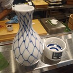 すし専門ストア 大門 かど平 - 地酒メニューを注文するとお銚子での提供となります。