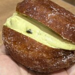 ルスルエルユニック - ピスタチオホイップドーナツ