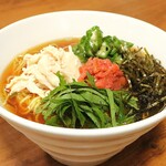 くろす - ☆新作☆梅オクラあっさり冷麵　9/19㈮から販売開始！暑い日が続いてます、新冷た～いらーめんをどうぞ(^_-)-☆

梅肉をふんだんに使用し、梅によく合うオクラを加え、あっさりとした醤油出汁に
梅の香りがお口の中で味わい深く広がり、食が進むこと間違いなし！
ほど良い酸味・特製ダレの塩味・冷たいスープで熱中症対策にもいいかも！？
残暑厳しいこの時期に、ヘルシーらーめんで癒されては．．．
