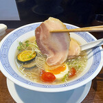 らぁめん 信 - 薄切りながらバラっぽい部位のチャーシュー