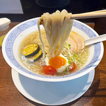 らぁめん 信 - 一見普通の麺に見えますが、食感が明らかに「ラーメン」では無く、「冷麺」的な弾力と歯応えの有る麺です