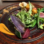 kura - 里山：サラダいろいろ　ほおずきが甘かった　この後オクラバナのフライが乗せられた