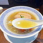 らぁめん 信 - 塩味スープとは思えない仄かなスパイシー風味が有ります