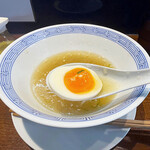 らぁめん 信 - 半分に切った半熟味玉