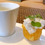 Chic - ホタテ貝柱のカリフラワーソースとトウモロコシのスープ