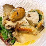 Chic - 鰆のムース パイ包み　キノコとムール貝のソテー