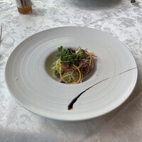 ギリガンズ アイランド - 鮪のタルタルとアボカド、季節の彩野菜のサラダ、バルサミコソース