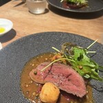 Le Beurre Noisette - 馬肉ステーキ　ビーツグリーンペッパーソース