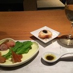 左がりんごのチップの燻製、ささみ、レバー、もも。レバー　上はオリーブバスケット、手前にマッシュルームの塩。右はカンボジアのアンコールワットの黒胡椒、オリーブオイル。〈2014年10月）