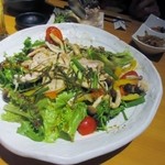 天王 - 最初に運ばれて来たのは糸島産雷山豚と茸と彩り野菜の和風サラダです、料理は殆どが大皿で運ばれて来ました。
            