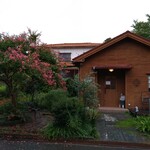 キッチン - 写真から分かりにくいけど、百日紅の下に椅子があります。