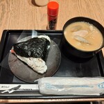 おにぎりのありんこ - 料理写真:サーモンチーズ入りおにぎりと豚汁