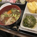 わ楽 - お味噌汁、めかぶと三つ葉ポン酢和え