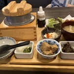 五穀 - 奥に見える【黒蜜】容器はわらび餅用
