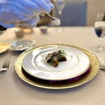 SALONE TOKYO - 鹿児島県産〝スマガツオ”に西洋わさびのグラニテを掛けてくれます。