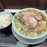 新橋ニューともちん - チャーシュー麺とごはん（中）