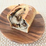 天然こうぼぱん とことこ - 黒ごまクリームといちじく･くるみ 270円