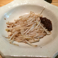 鉄板焼き あおやま - お肉の前に肉味噌付きもやし