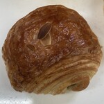 ブーランジェリー パリジャン - ショコラ。クロワッサン生地でチョコを包み込んだ一品かな。サクッとした食感と、香ばしさの中にほんのりビターなチョコが良いですね。
