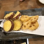 創作屋 港町 - 揚げ物は塩味のさつまいもと蓮根の天ぷらでした。