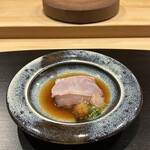 鮨 十兵衛 - ③炭火で軽く炙ったクエ（和歌山産）