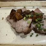 創作屋 港町 - お肉料理はみのう豚ローストポークと秋ナスの朴葉味噌仕立てです。