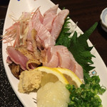 個室 黒豚しゃぶしゃぶと魚 まん - 地鶏刺三点盛（980円）