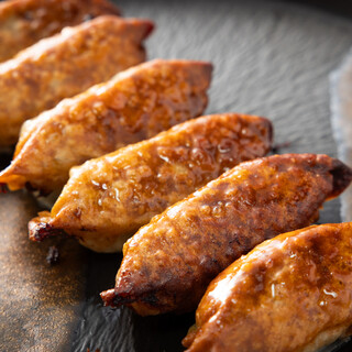 焼肉のような「焼餃子」と牛だし溢れる「水餃子」