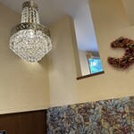 アンジェラ プレイス カフェ - テーブル上のライトはシャンデリア